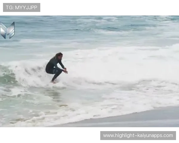 冲浪选手抓到完美浪头顺势滑行